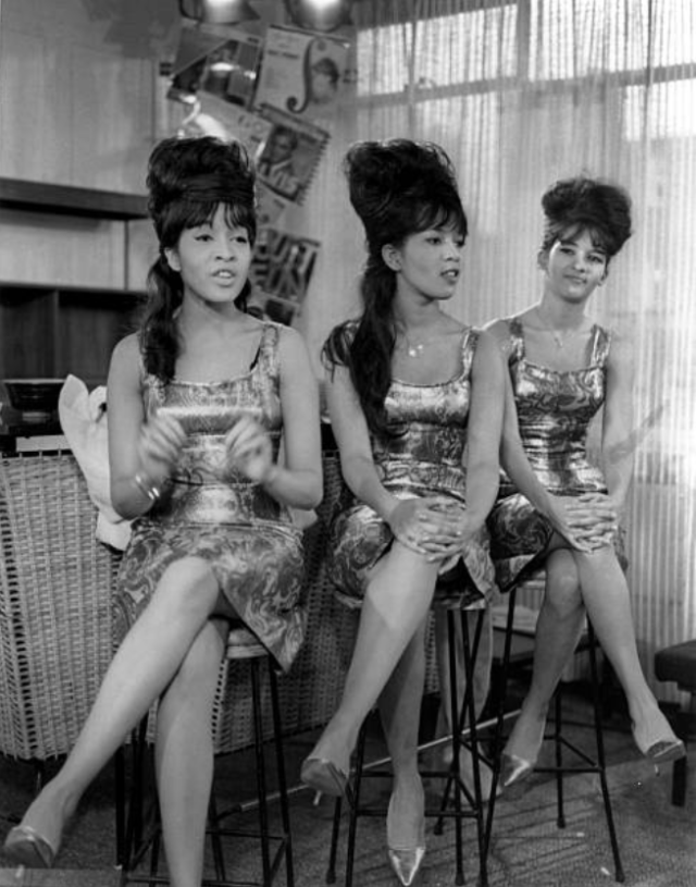 The Ronettes’ Captivating 1964 London Visit Through Beautiful Photos Music