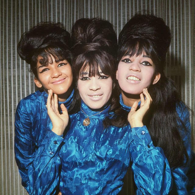 The Ronettes’ Captivating 1964 London Visit Through Beautiful Photos Music
