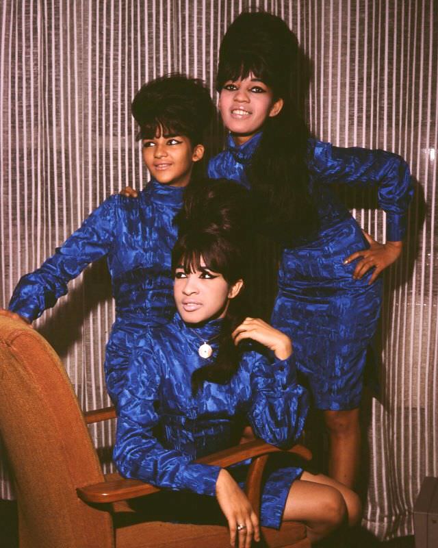 The Ronettes’ Captivating 1964 London Visit Through Beautiful Photos Music