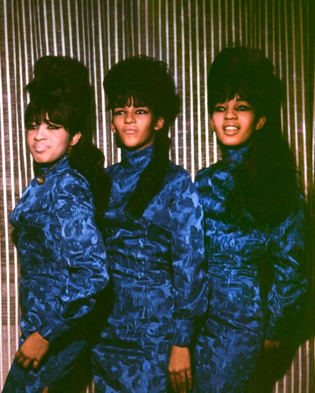 The Ronettes’ Captivating 1964 London Visit Through Beautiful Photos Music