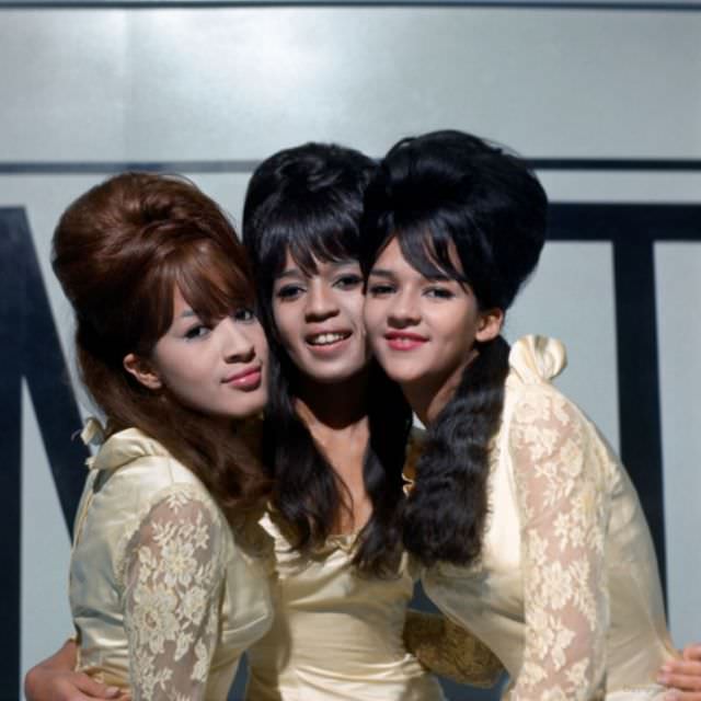 The Ronettes’ Captivating 1964 London Visit Through Beautiful Photos Music