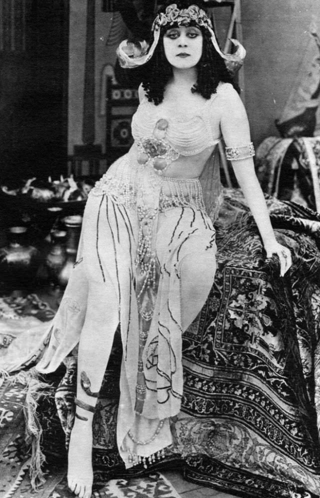 From Screen Siren to Queen of the Nile: Exploring Theda Bara’s Role in the 1917 Cleopatra Through Vintage Photos