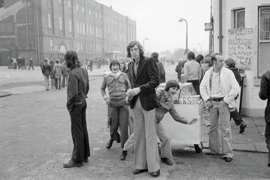Stunning Vintage Photos of Manchester Football Fans, 1976-77 Sports
