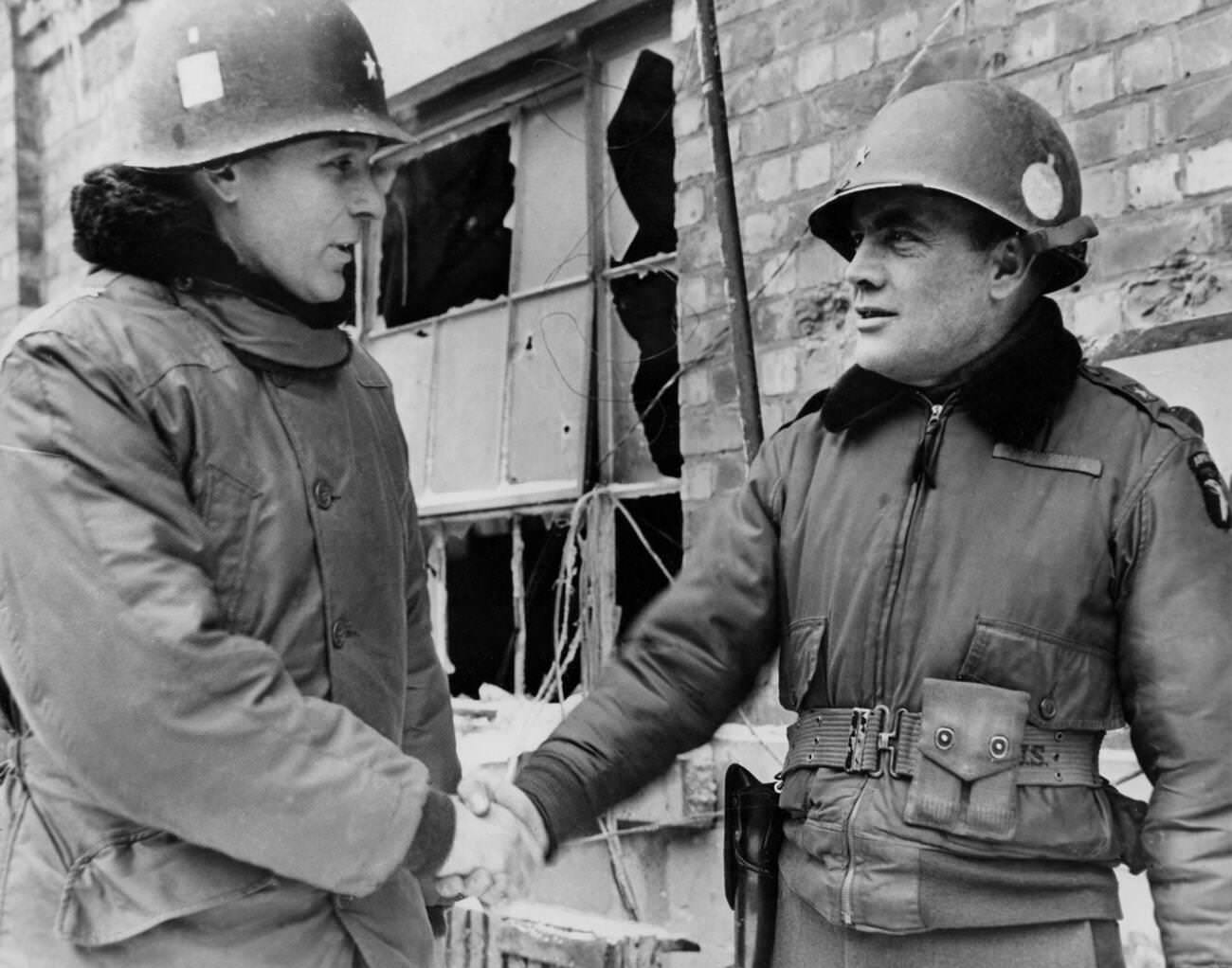 #41 U.S. General Taylor and McAuliffe shake hands in Bastogne (Belgium), 1944.