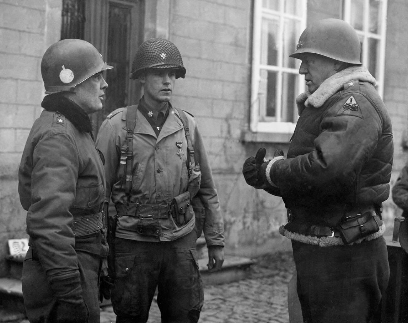 #52 U.S. Lieutenant General Patton and Brig. General Mc Auliffe in Bastogne (Belgium), 1944.