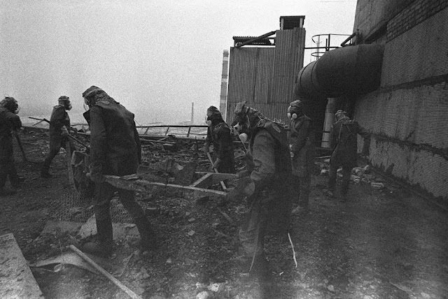 #5 Liquidators clear radioactive debris from the roof of the No. 4 reactor, throwing it to the ground where it will later be covered by the sarcophagus.