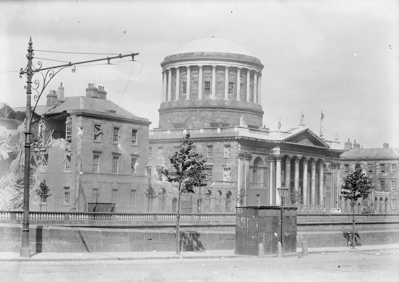 #34 The capture of the Four Courts in Dublin with a view of the bombardment, 1922.
