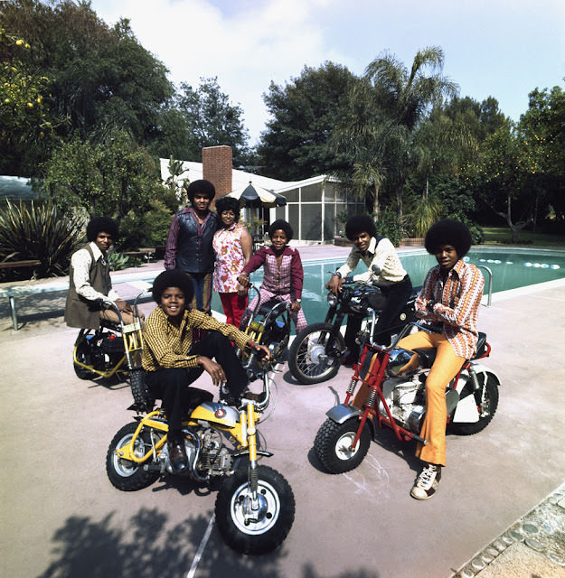#15 The Jackson family at their backyard in Encino, California, 1970.
