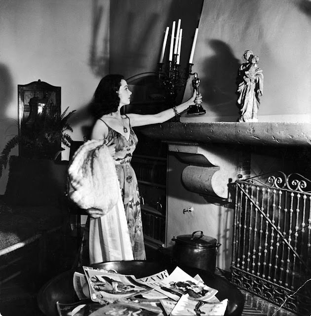 #4 Vivien Leigh with her Oscar for Gone With the Wind, 1940.