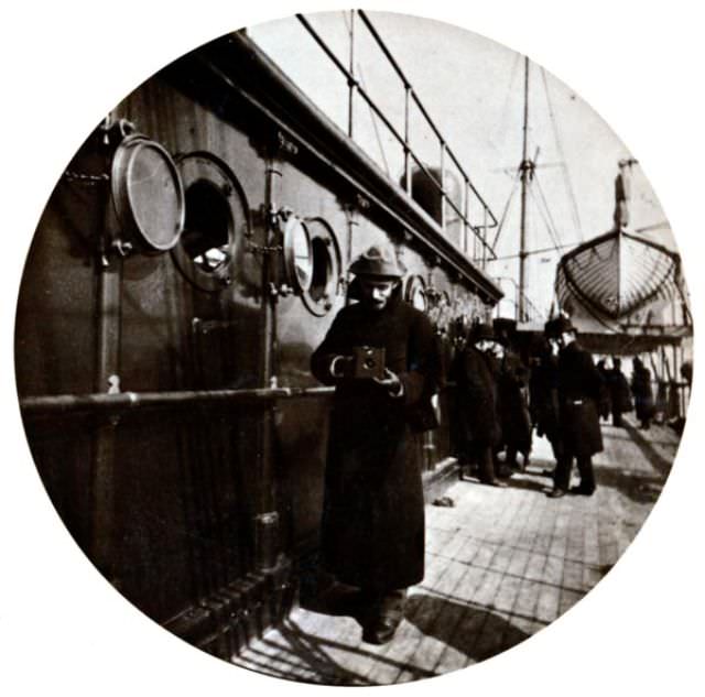#21 These Round Pictures Were Some of the First Candid Snapshots take with Kodak’s First Commercial Camera, 1890s