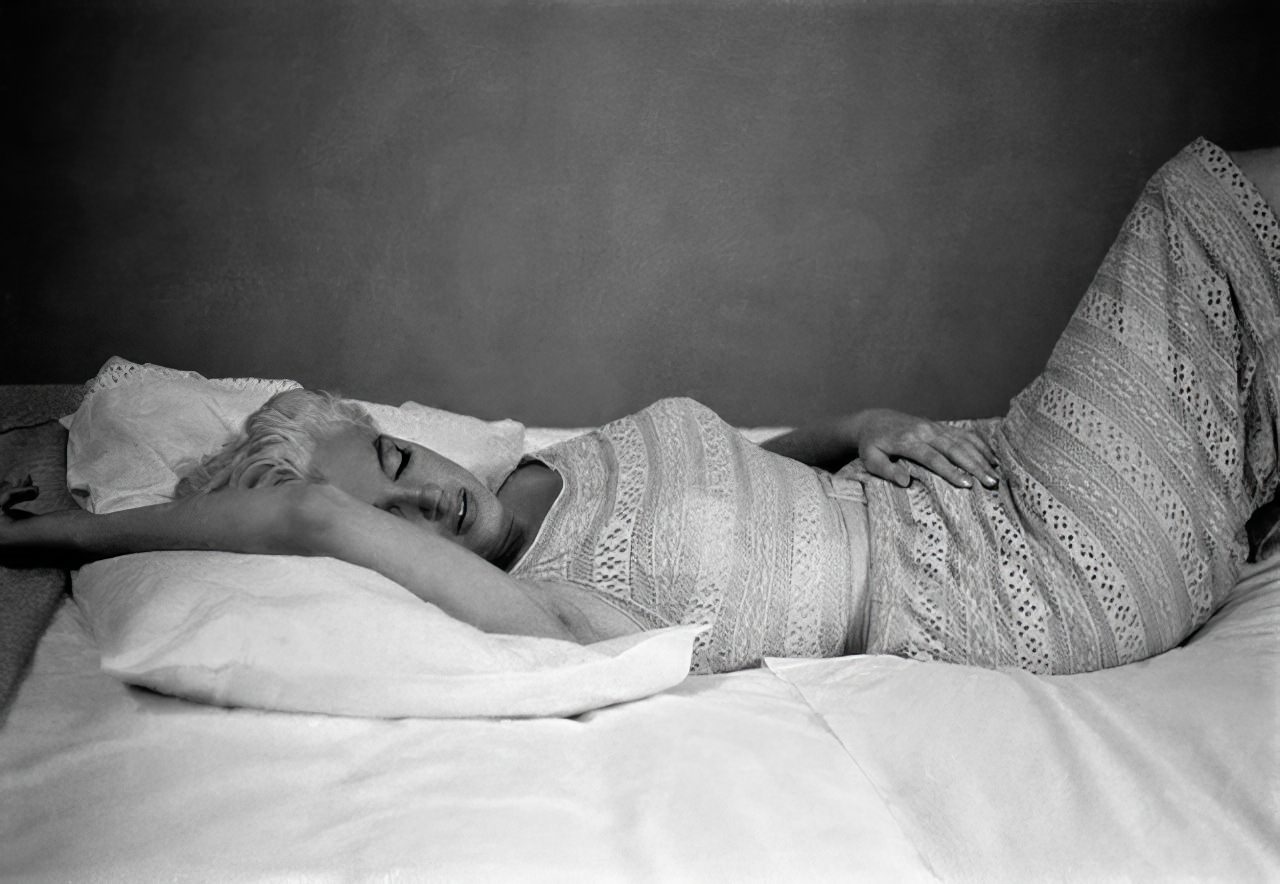 Intimate and Candid Marilyn Monroe through the Lens of Eve Arnold Celebrities