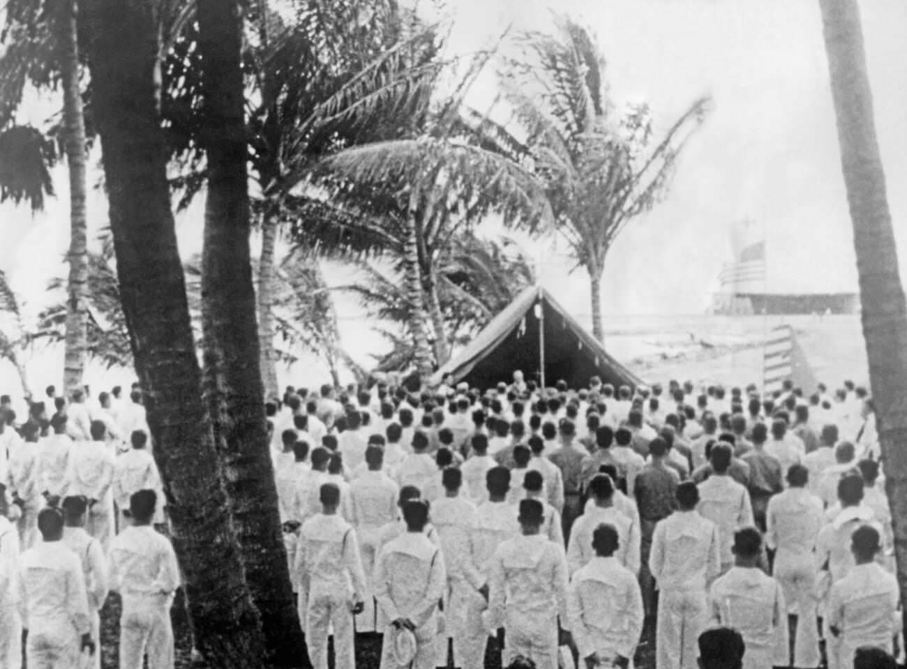 #20 Participants of a church service in the US-American naval base Pearl Harbor, 1941.