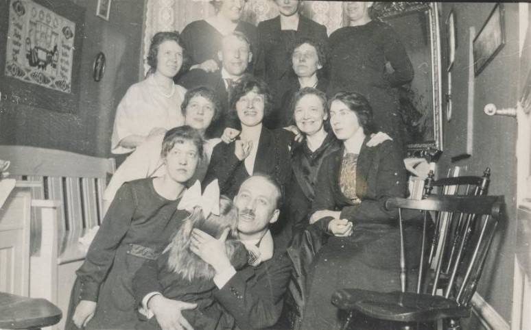 #22 Unusual group photo with everyone looking off camera