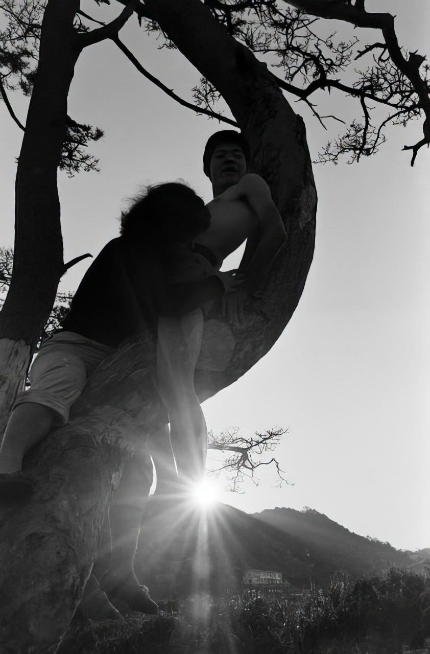 #21 “Naron” and a girl at dawn after an all-night beach party in Tokyo, 1964.