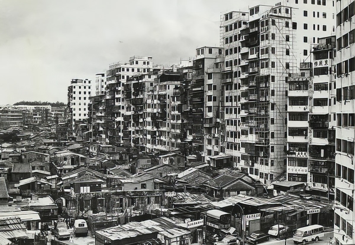 #7 The south side of Kowloon Walled City in 1975. The elevation of the buildings begins to reach its maximum height.