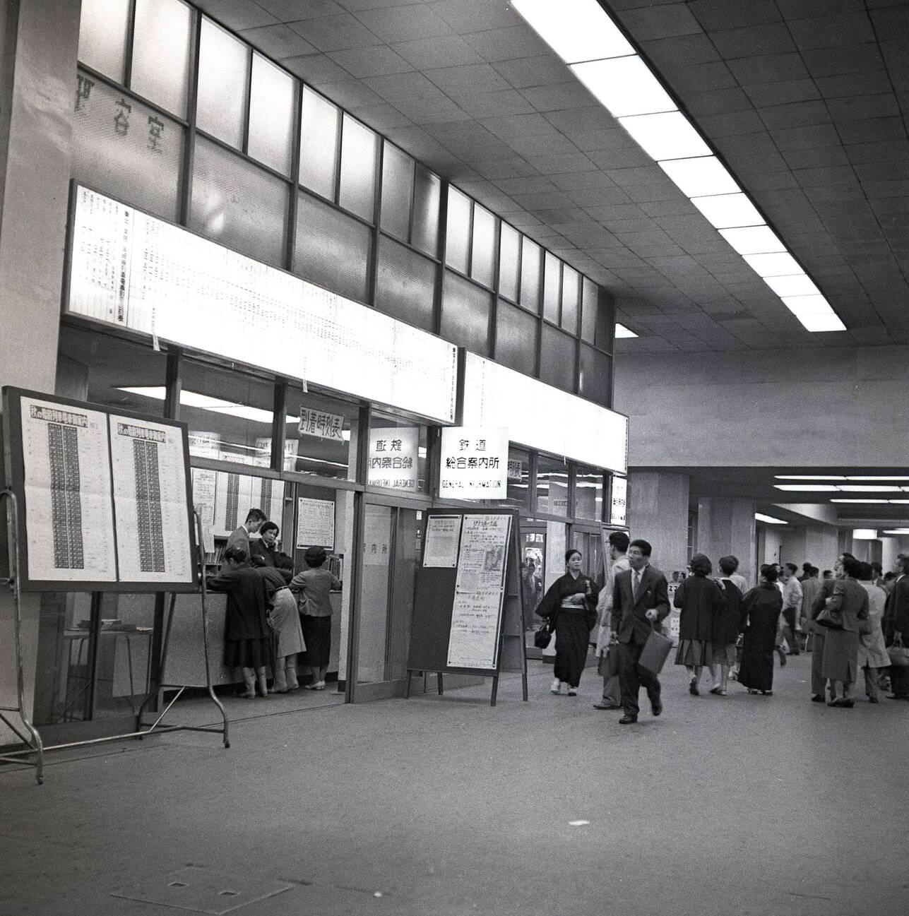 #42 A view inside the Tokyo metro, 1950s.