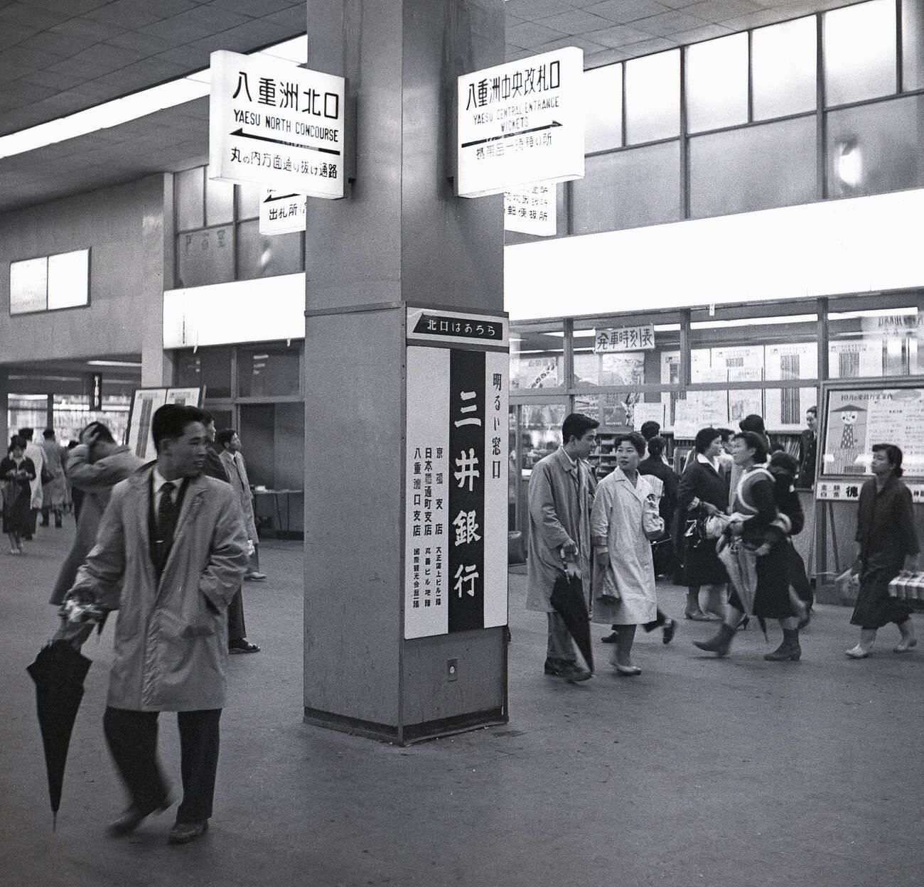 #52 A view inside the Tokyo metro, 1950s.