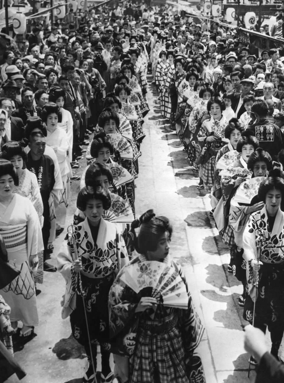 #9 A geisha pageant in Tokyo, 1957.