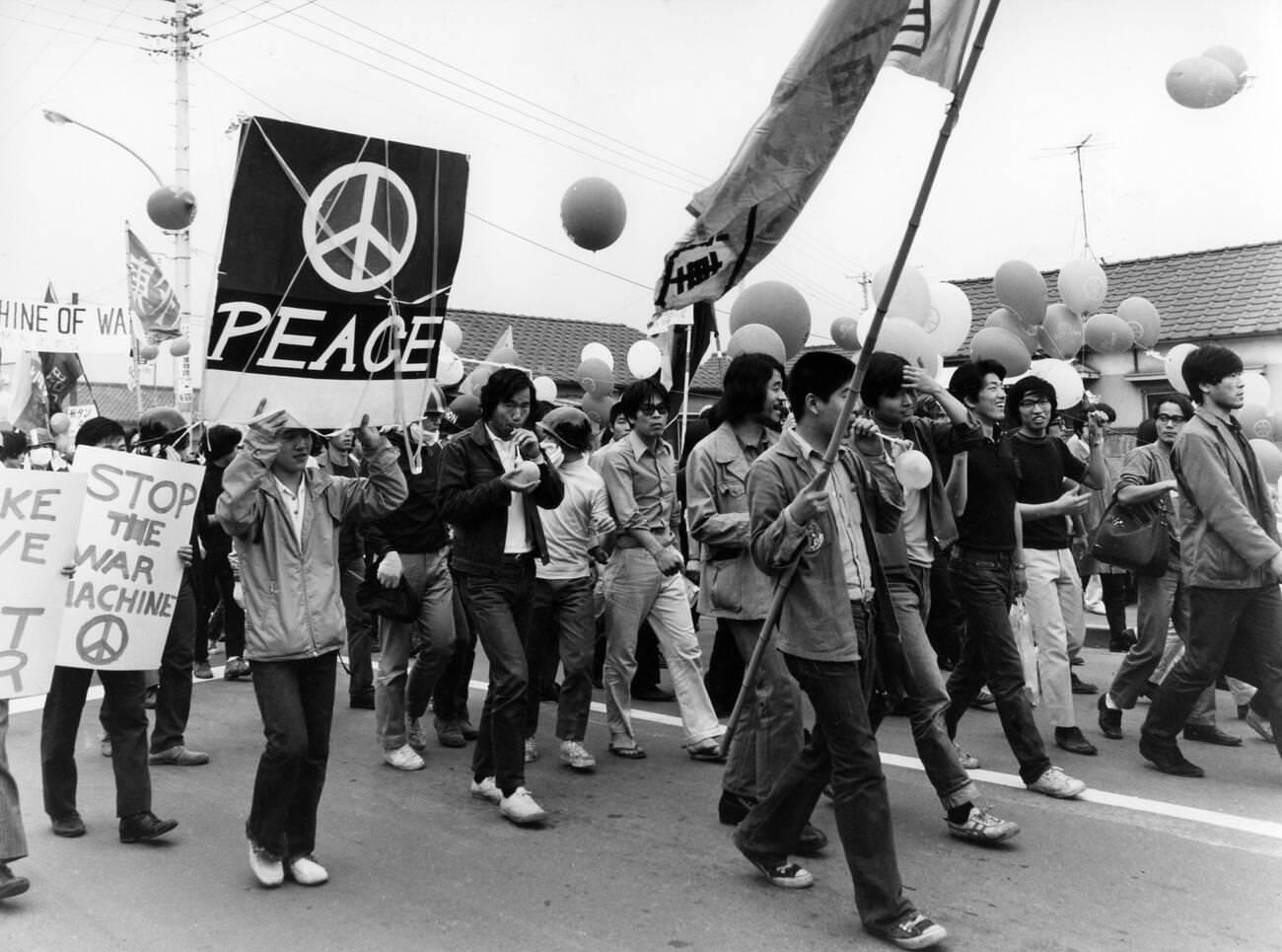#18 Students demonstrating against the war in Vietnam, Tokyo, 1971.