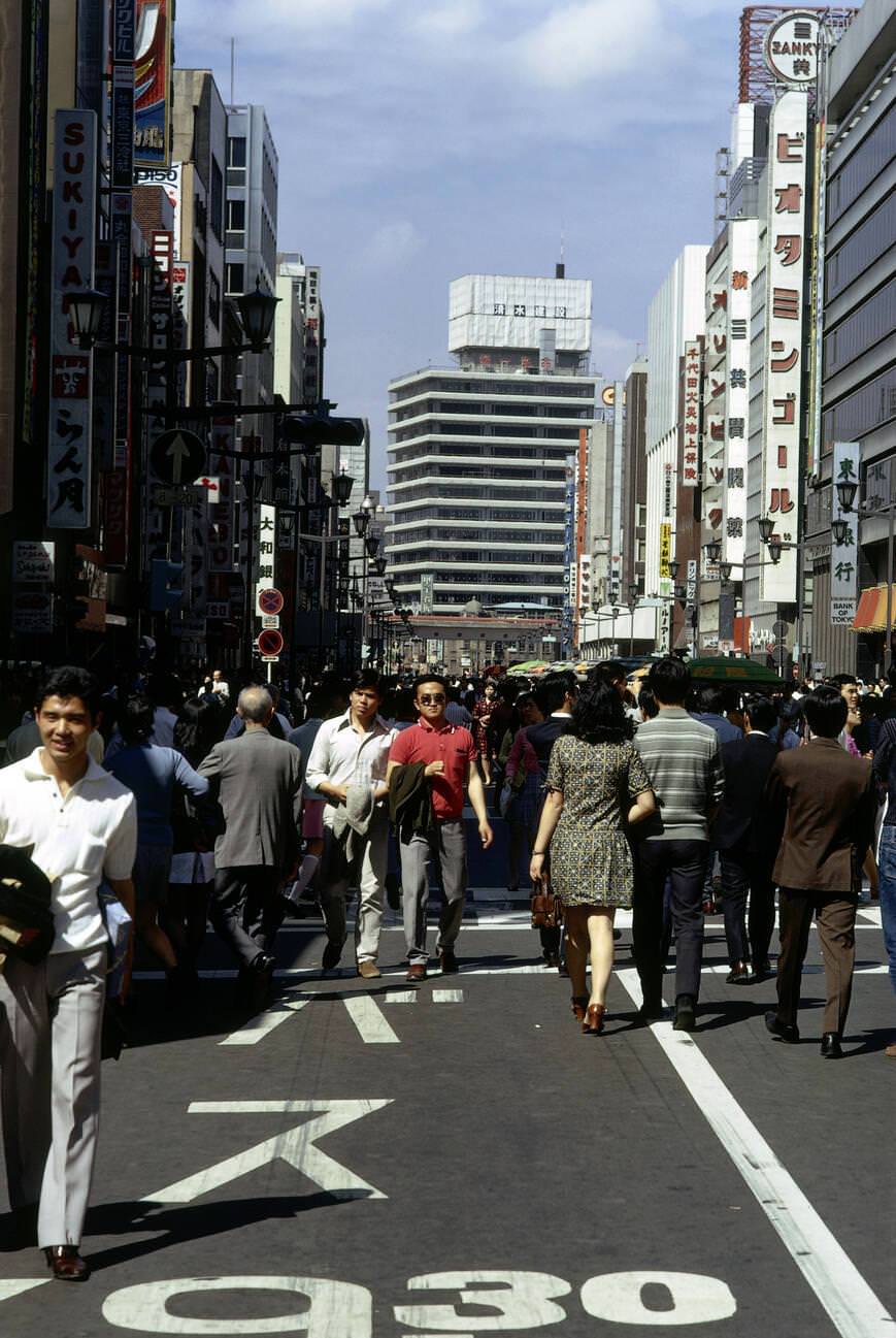 #46 Street scene, Tokyo, 1970s.