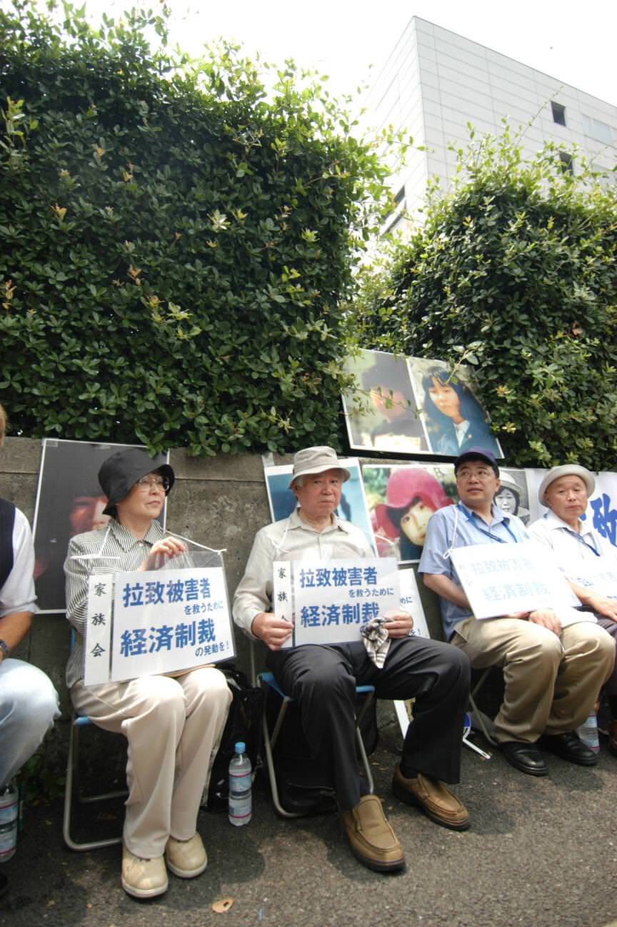 #87 Shigeru Yokota and his wife Sakie, whose daughter Megumi is one of the abductees by North Korean agents in the 1970s, participate in a 3-day sit-in near the Japanese prime minister’s official residence in Tokyo, 2005. The group calls for economic sanctions against North Korea.