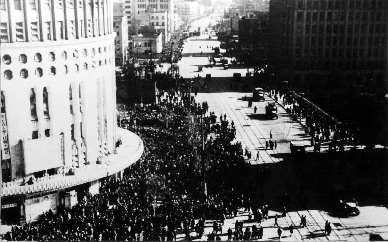 #24 Massive crowds of people on the streets of Ginza near the Nichigeki Theatre, 1940s.