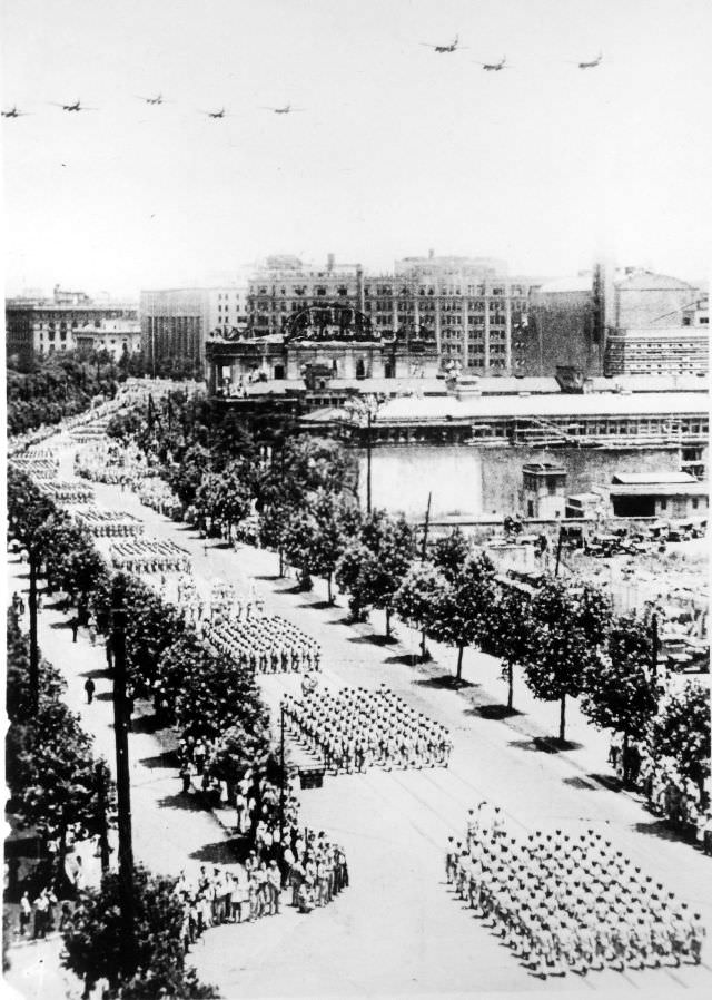 #45 The soldiers are passing in front of the Dai-Ichi Building, 1940s.