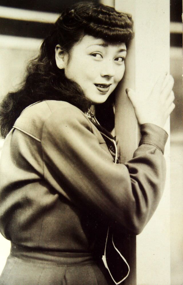#14 Young Japanese beauty, 1940s.