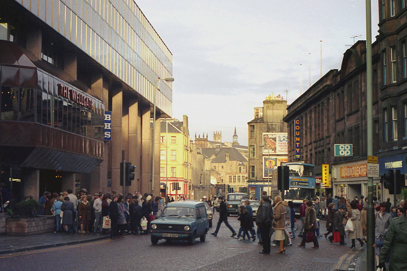 #25 Pedestrians versus vehicles in the Cowgate, 1984