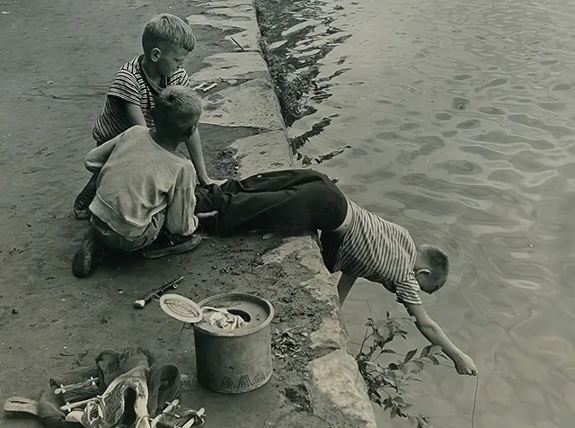 #22 A fishing contest at the Jefferson Memorial, 1930s.