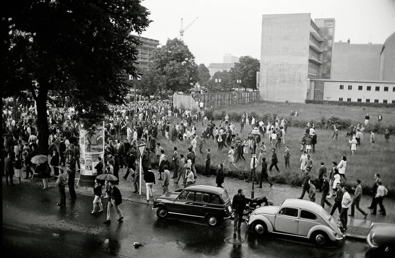 #73 Protesters and spectators during the Shah of Iran’s visit to the Deutsche Oper in Berlin, 1967.