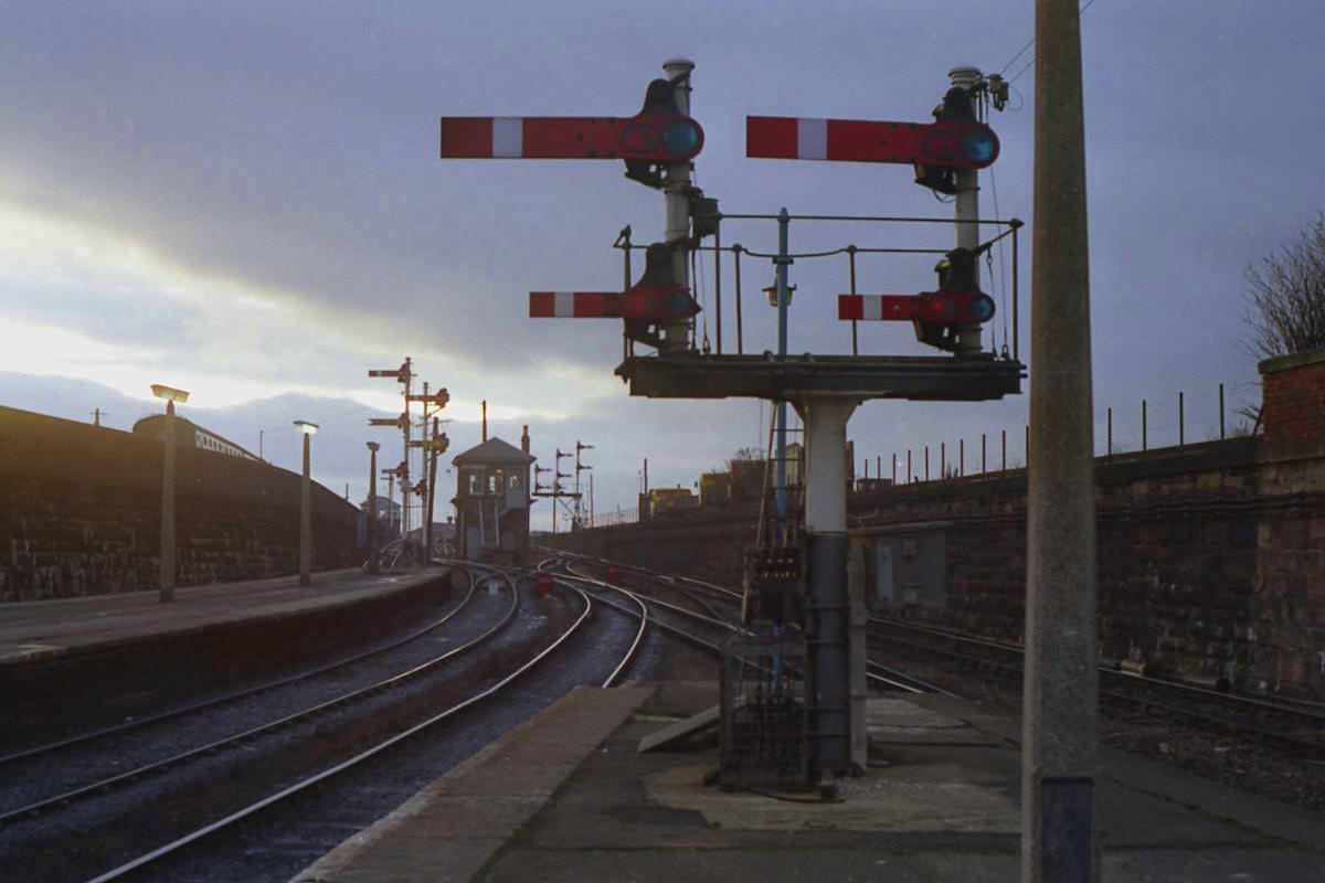 #16 Semaphore Signals and signal box at Dundee Tay Bridge West, 1983
