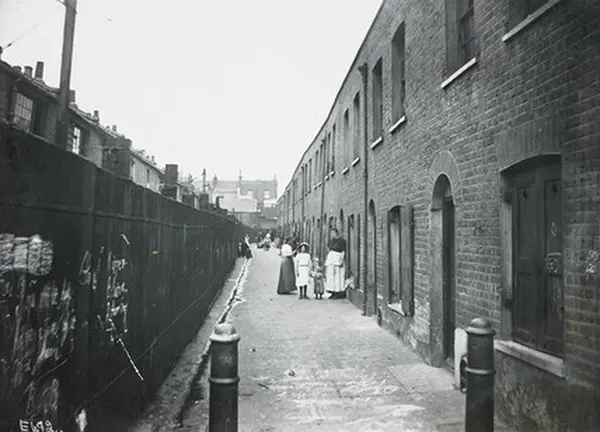 #14 A photograph of the Bethnal Green slum on London’s East End. 1900s.