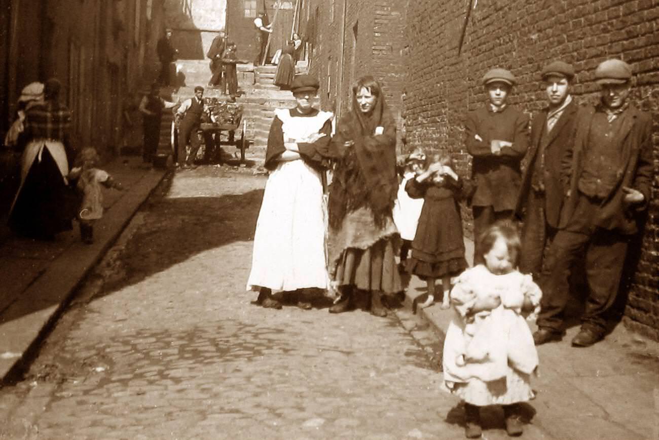 #32 Slums in Byker, Newcastle-upon-Tyne, early 1900s