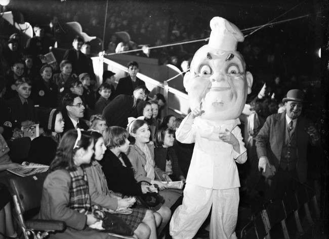 Bizarre vintage photos of Clowns that Look Like They’re Serial Killers and Perverts Weird