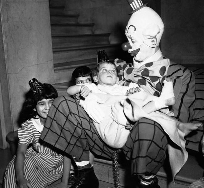 Bizarre vintage photos of Clowns that Look Like They’re Serial Killers and Perverts Weird