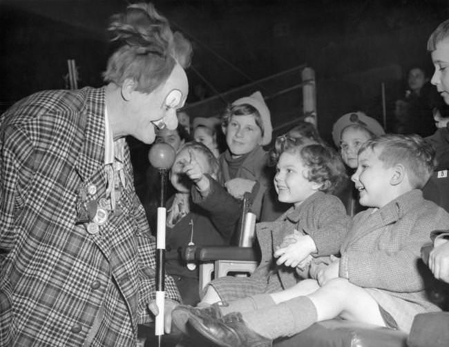 Bizarre vintage photos of Clowns that Look Like They’re Serial Killers and Perverts Weird