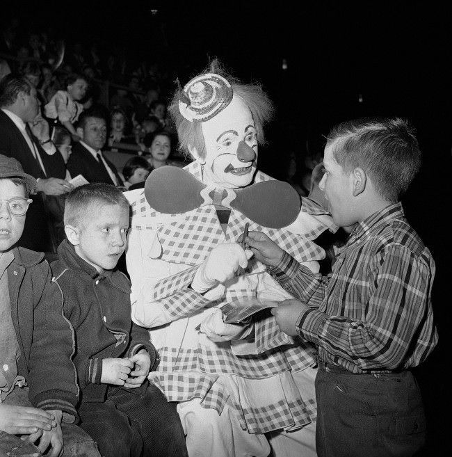 Bizarre vintage photos of Clowns that Look Like They’re Serial Killers and Perverts Weird