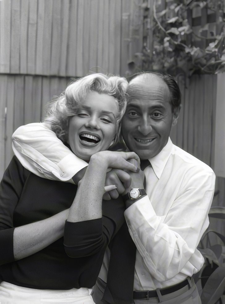 #1 Marilyn Monroe and Alfred Eisenstaedt at Monroe’s Beverly Hills home, 1953.