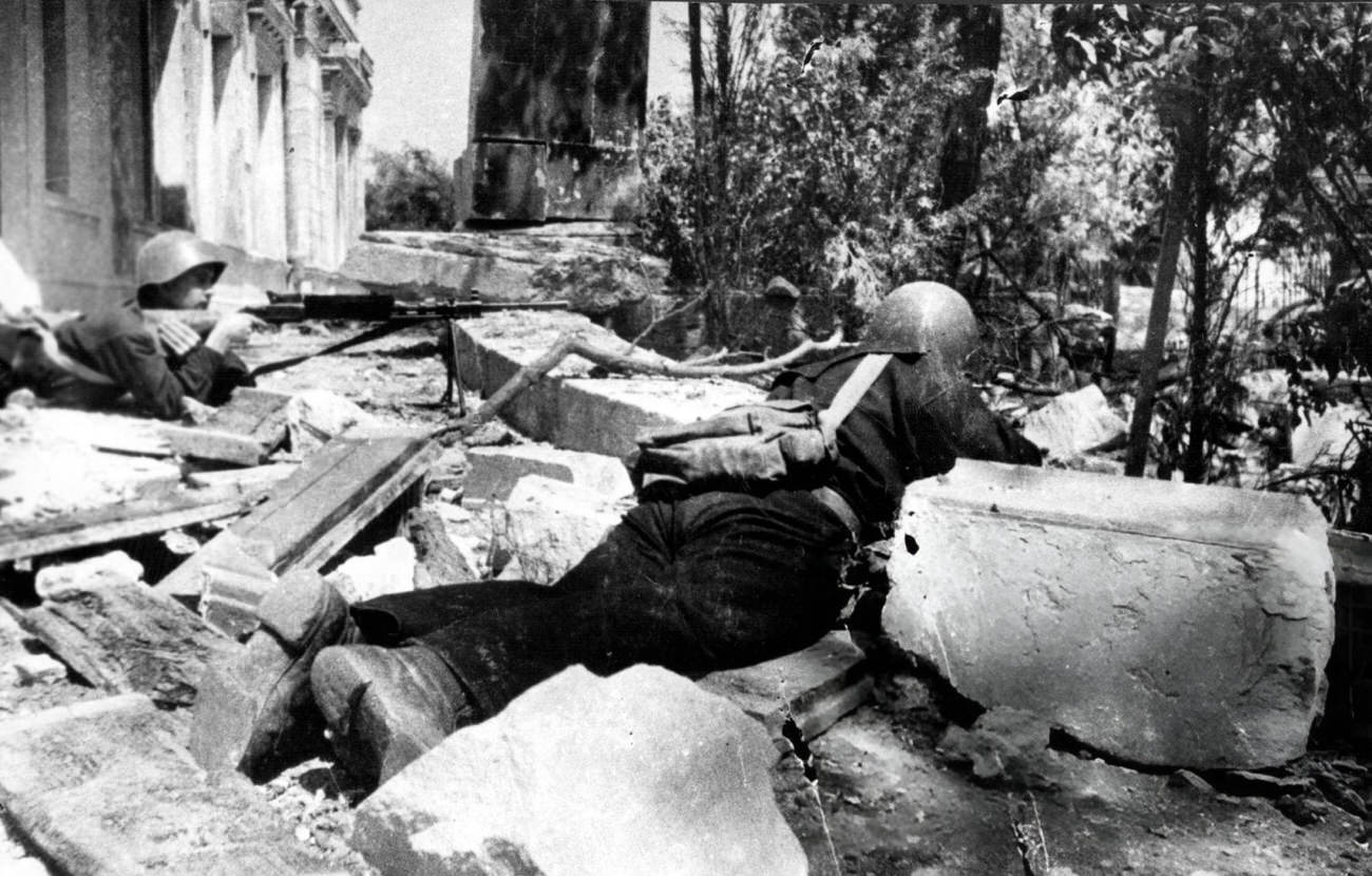 #10 Two Russian soldiers positioned amongst the rubble in the defence of Stalingrad, 1942.