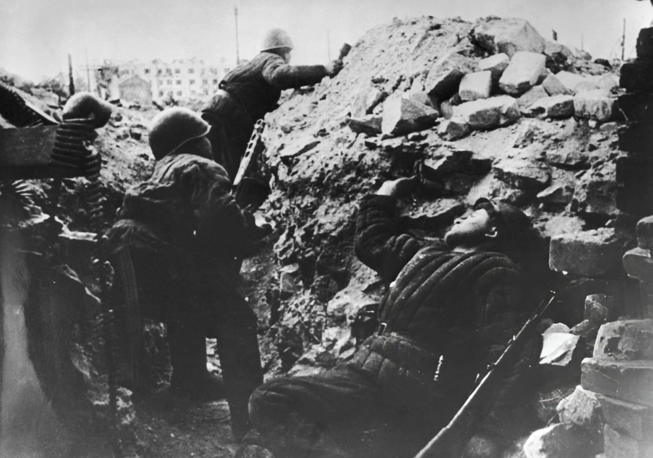 #11 Soldiers in a trench during the Battle of Stalingrad, 1942.