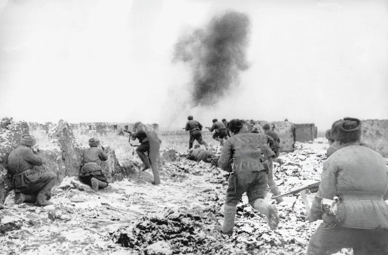 #71 Soviet troops fighting for Stalingrad, 1943.