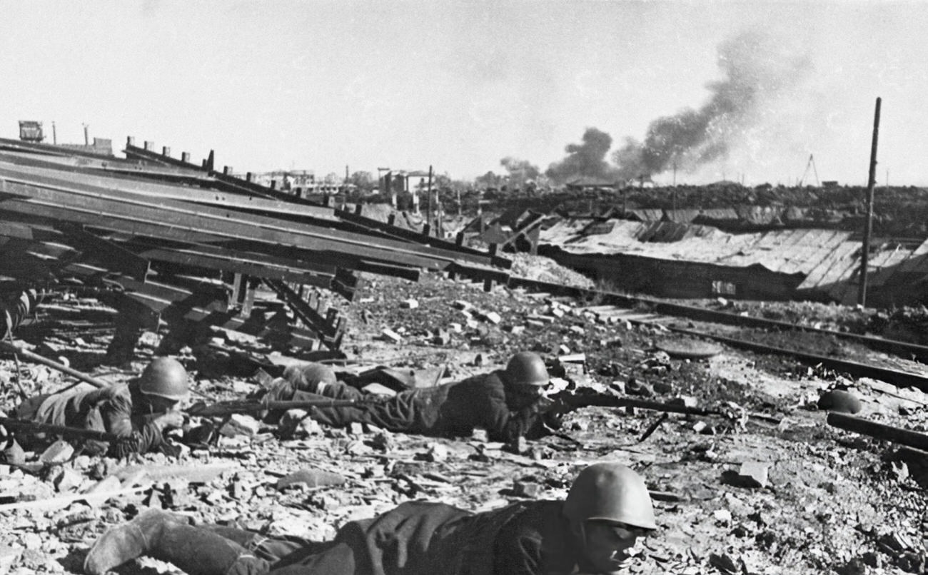 #29 Members of a worker’s battalion defend their plant from the Nazi onslaughts on the outskirts of Stalingrad, 1942.