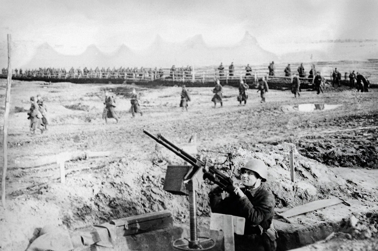 #30 Soviet Anti aircraft machine gun during the Stalingrad battle, 1942.