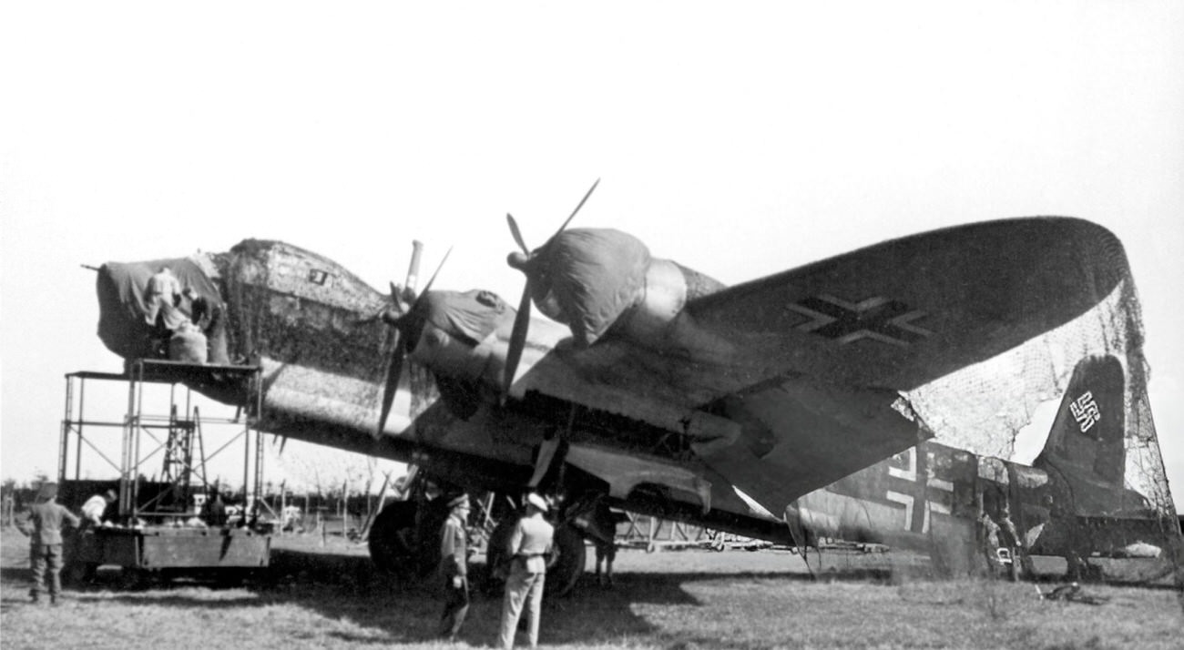 #33 The German bomber STIRLING EF-366 is being readied to supply the troops attacking Stalingrad, 1942.