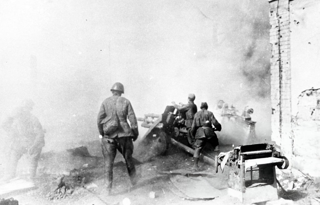 #38 A Soviet artillery crew firing at the enemy, 1942.