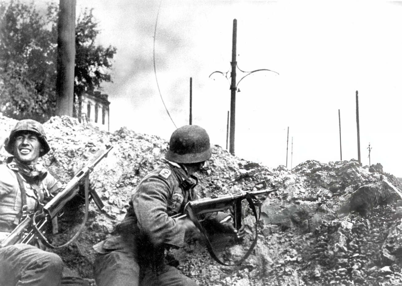#4 German infantry in street fights for Stalingrad, 1943.