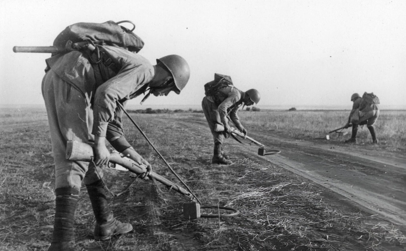 #53 Russian sappers searching for mines near Stalingrad, 1942.