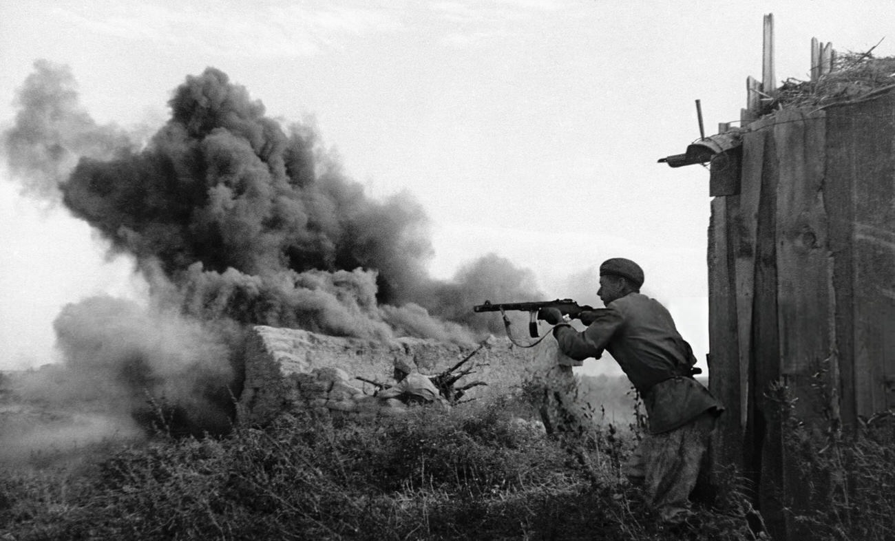 #61 An automatic rifle man fights on the outskirts of Stalingrad, 1942.