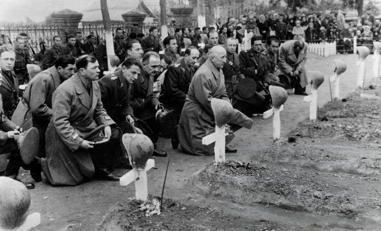 #62 Romanian soldiers and officers paying homage to their fallen comrades, 1942.